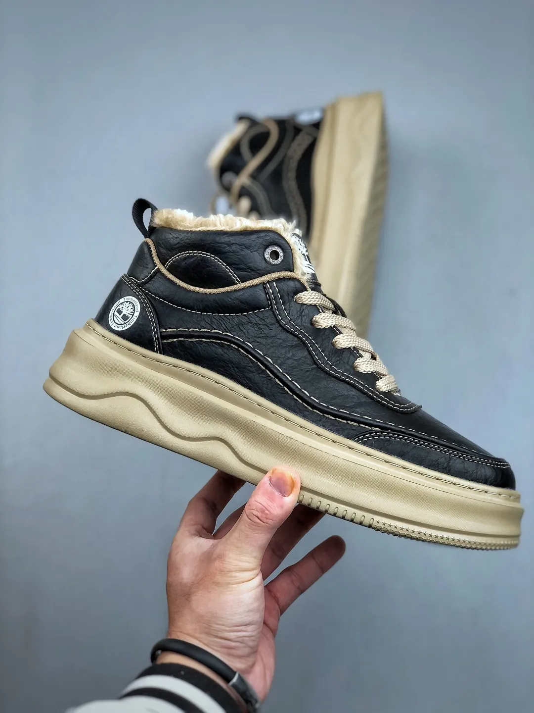 Local pick-up💰 520 supports store Timberland/Timberland classic 25ss new mid-high top (plus velvet) Classic re-engineered brand new upgrade Guangdong factory quality Original box original packaging The fabric is made of Italian top frosted cowhide with anti-odor and anti-corrosion genuine leather latex insoles to give you a perfect wearing experience High-quality and durable, a must-have for sportsmen Specially designed to treat the unsightly High-quality feet with first-class feel Exclusive supply Official item number: TB23066 Size: 39 40 41 42 43 44